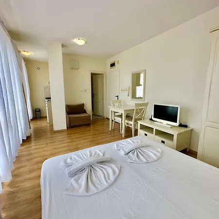Cozy In Flores Park By Menada Sunny Beach